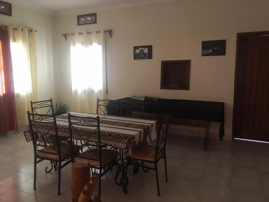 PEA-house-dining-area